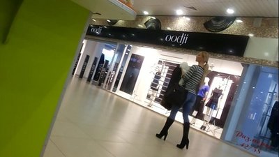 Chica cool en el supermercado.