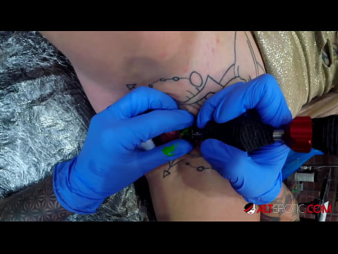 ❤️ Extremadamente tatuado hottie Sully Savage consiguió un tatuaje en su clítoris ️ Porno ruso en es.xywewl.top ❌️